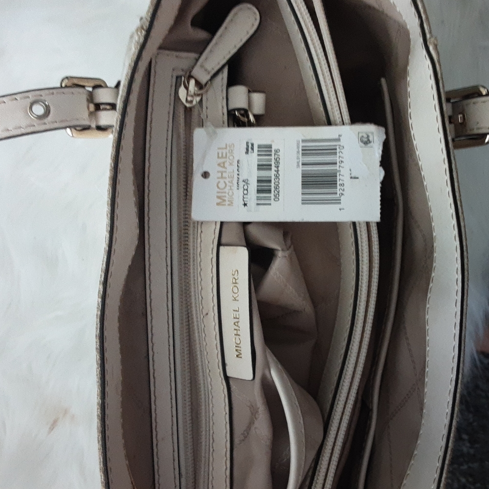 Michael Kors Women's handbag - Picture 4 of 9
